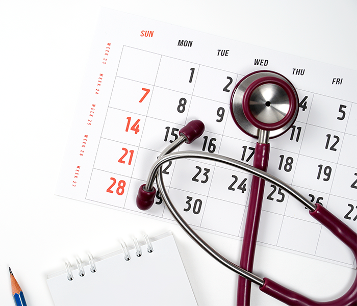 Calendário com um estetoscópio (aparelho para ouvir os batimentos cardíacos) em cima. A imagem nos dá uma noção de infertilidade feminina.