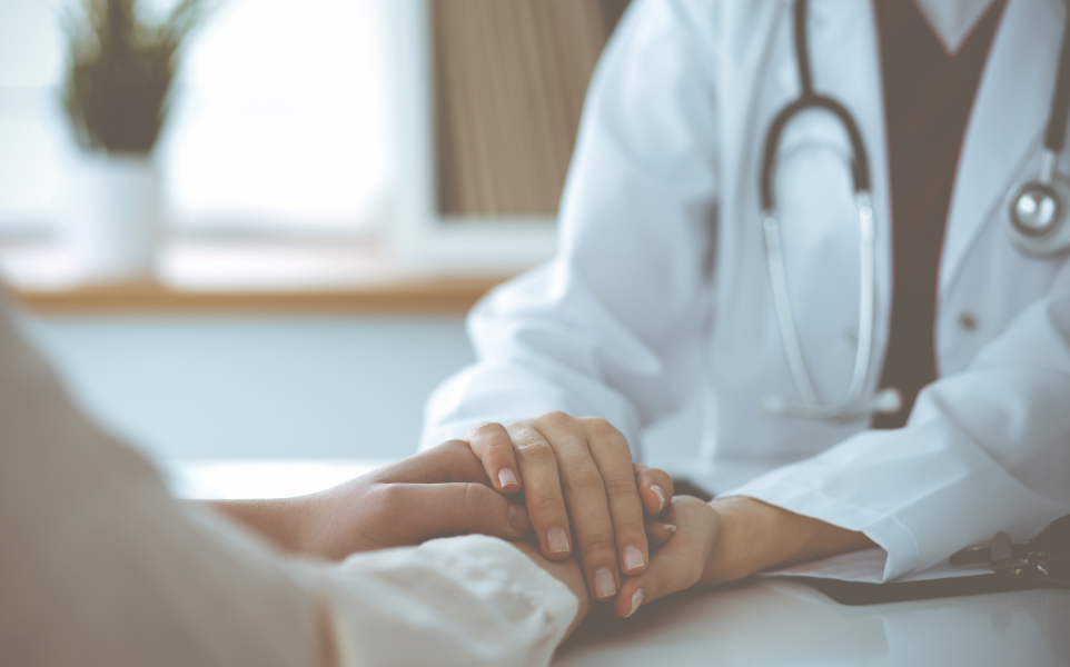 Pessoa em consulta com médica. Imagem remete ao programa PROFERT da Clínica Pronatus.