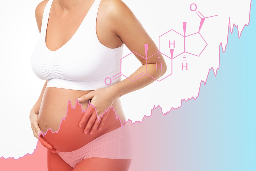 Mulher grávida com as mãos na barriga.